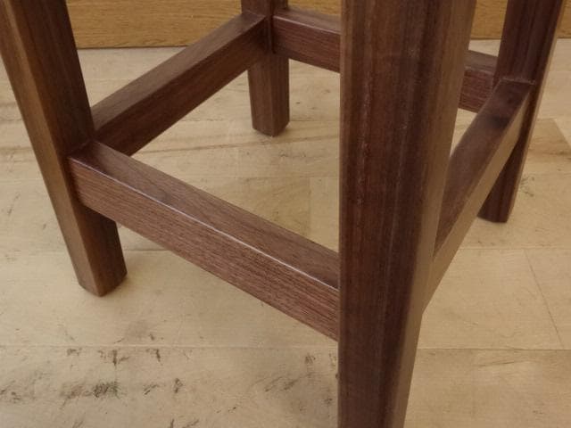 北海道手作り家具　ウォールナット材　スツールA