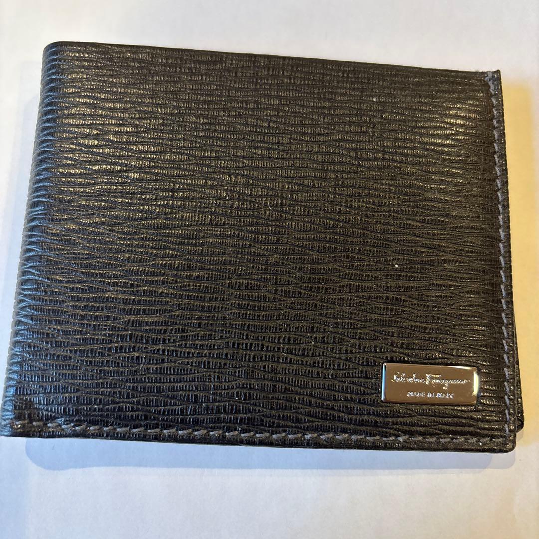 S*i様 フェラガモ　ブラックレザー 二つ折り財布