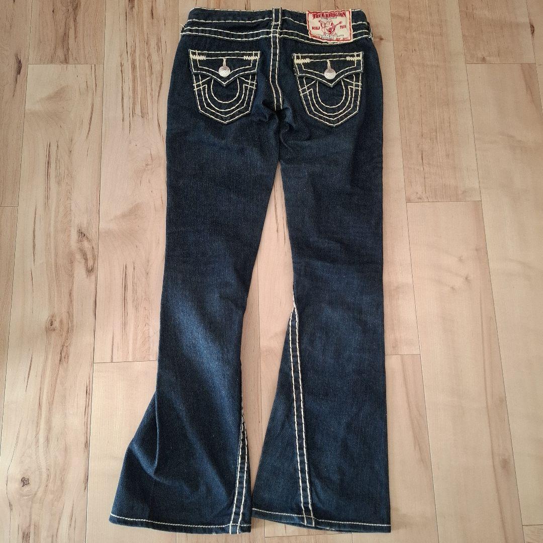 トゥルーレリジョン　ブーツカットデニム・ホワイトステッチダークブルー