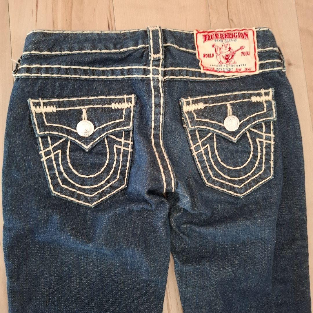 トゥルーレリジョン　ブーツカットデニム・ホワイトステッチダークブルー