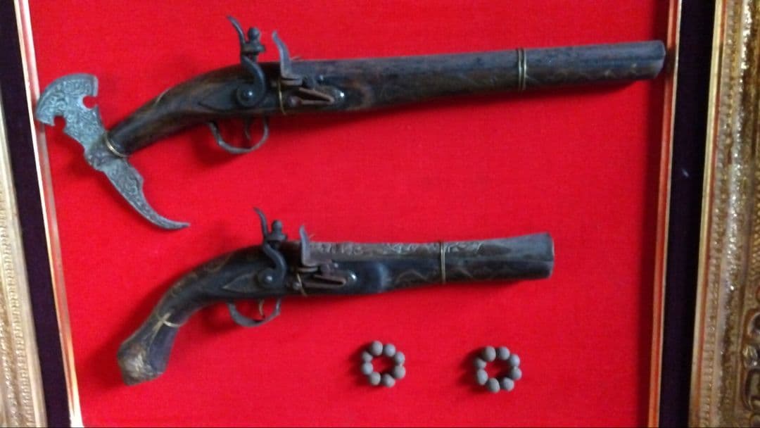 アンティークピストルセット　装丁済み　額縁