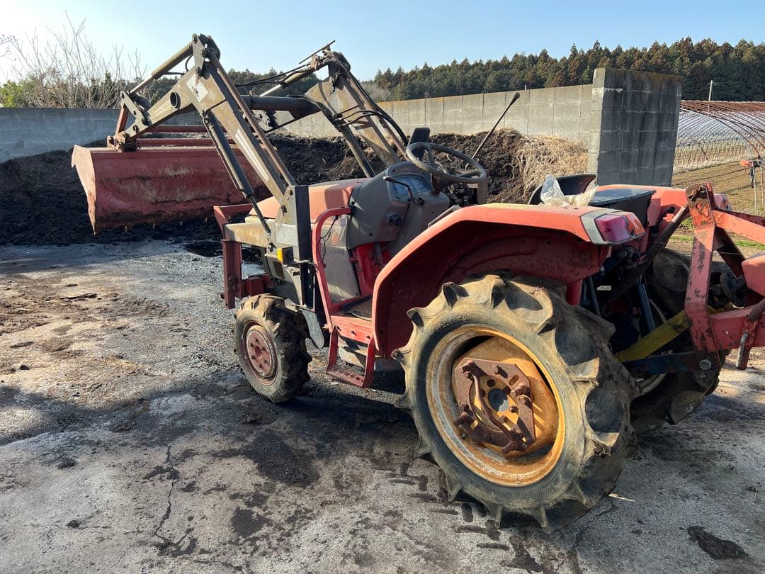 ヤンマートラクター フロントローダー付き