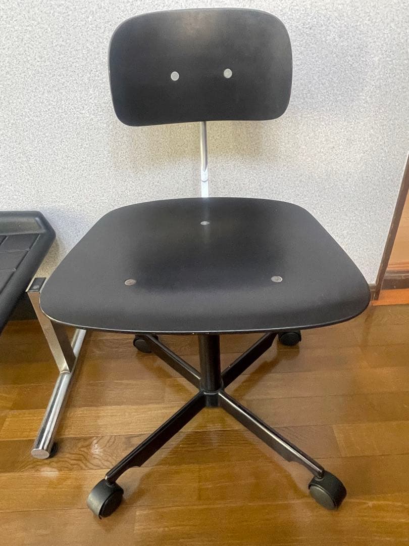 KEVI ブラック 回転式デスクチェア