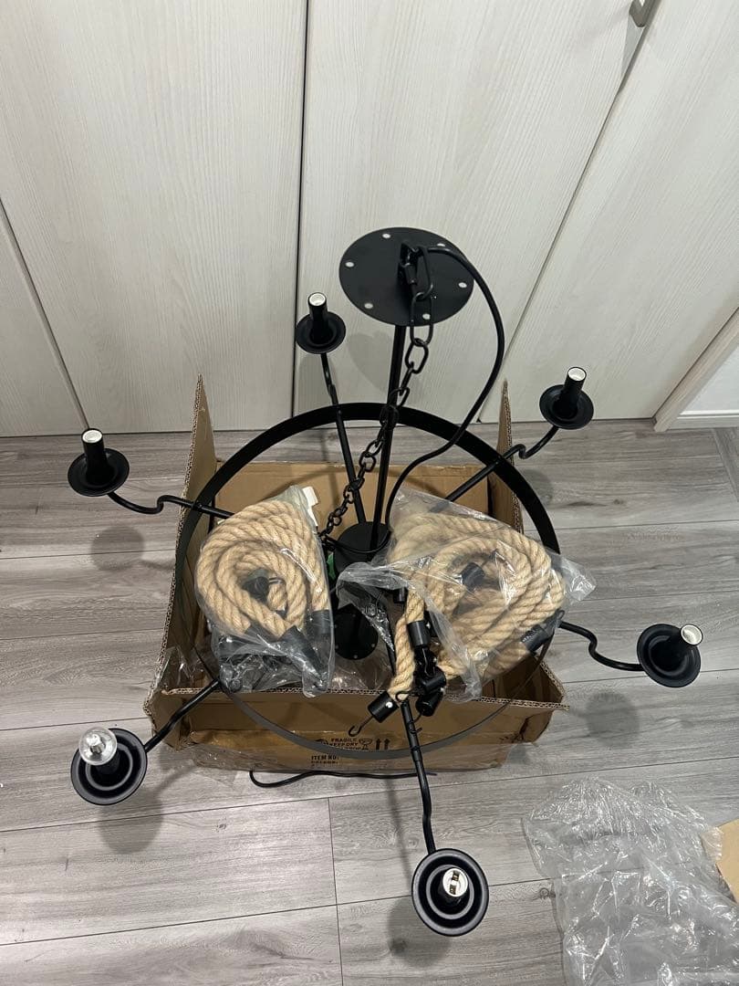 ロープと金属の6灯シャンデリア