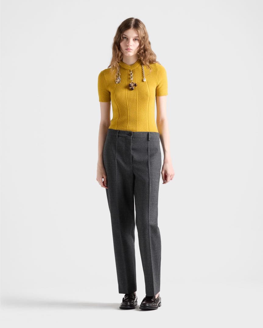 プラダ　正規品　ペンダント付きイエローニット　ファッションショー　ランウェイ秋冬