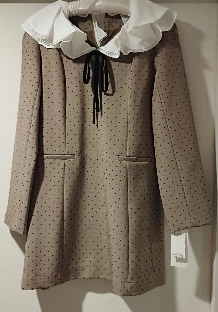 リリーブラウン ラッフルカラー付きミニワンピース