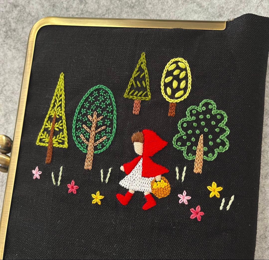 ハンドメイド　手刺繍　がま口ブックカバー☆ まつぼっくりです