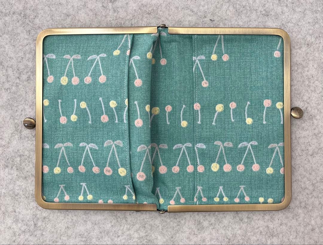 ハンドメイド　手刺繍　がま口ブックカバー☆ まつぼっくりです