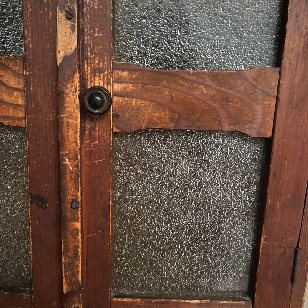 小柄な古家具の棚