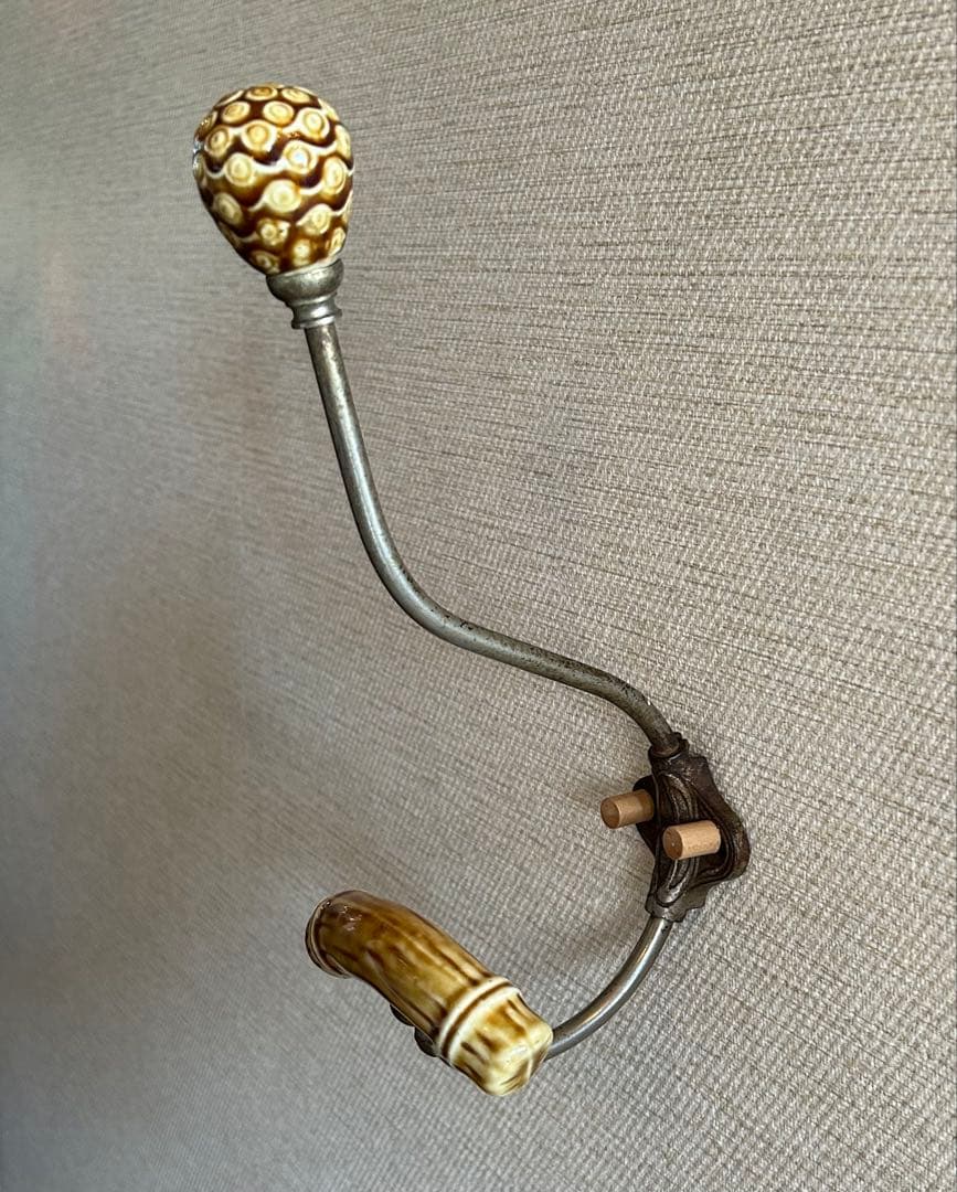 アンティーク　装飾的な陶器ハンドルのウォールフック
