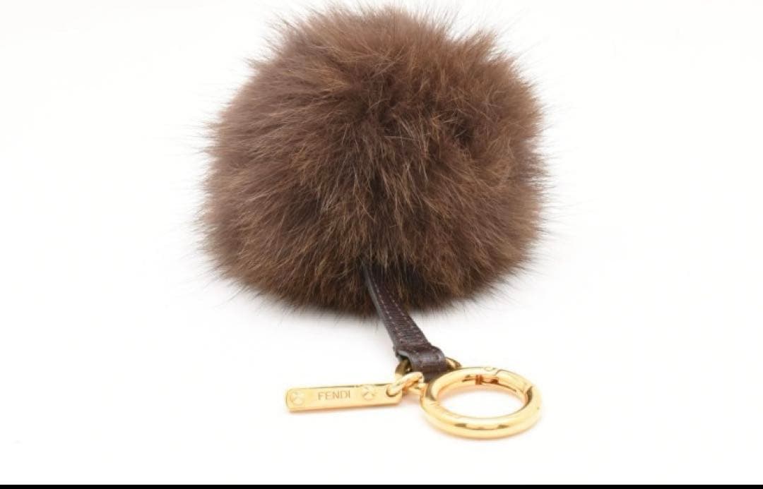 ロ*エ様 （お値下げ）FENDI フェンディ ポンポンチャーム フォックスファー
