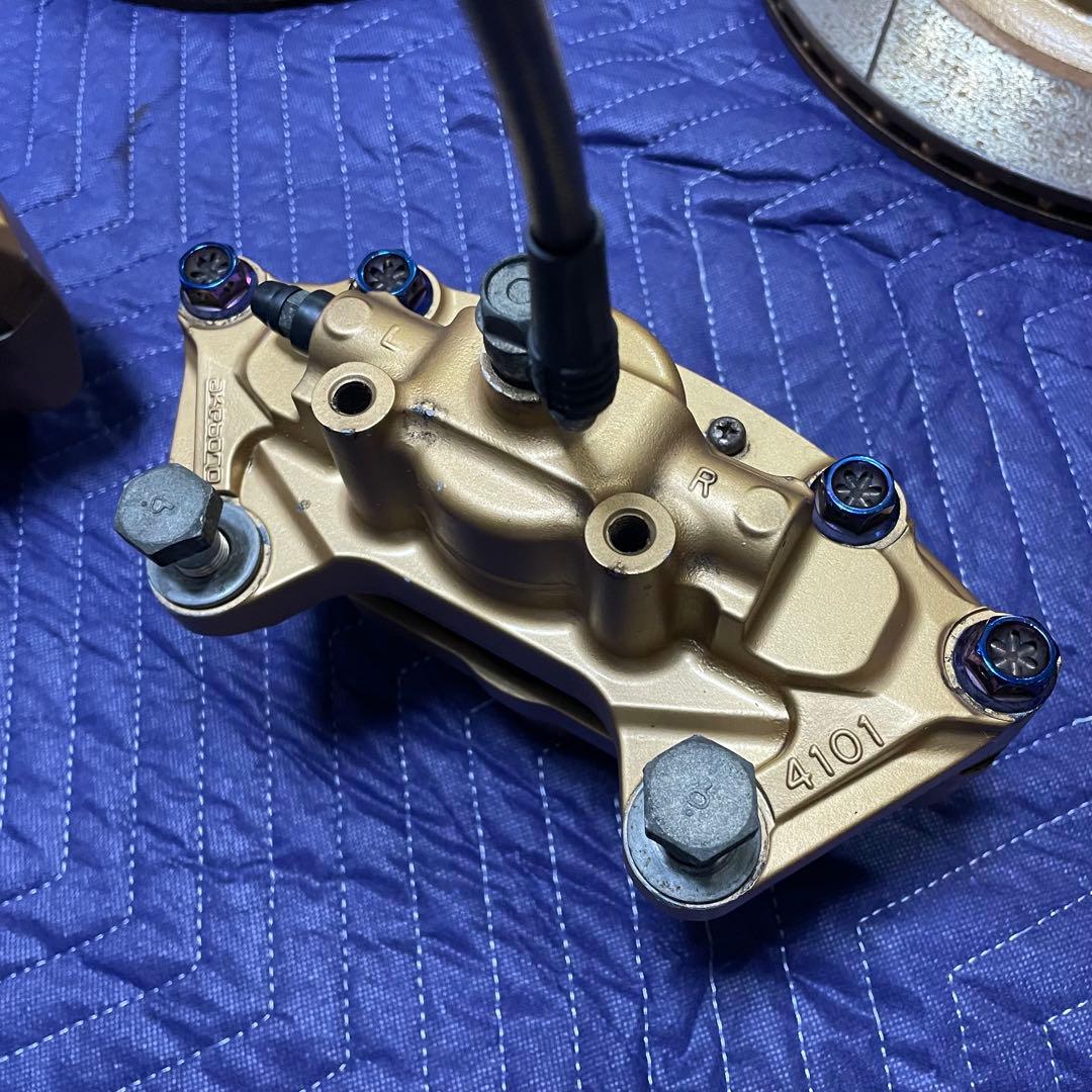 だ*ま様 Y51,V36,アケボノリアブレーキキャリパーとスロット付きリアロータ