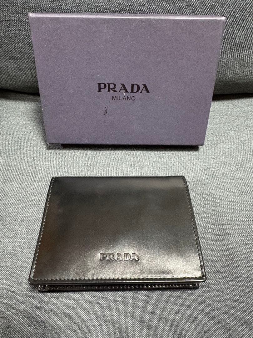 PRADA ブラック 二つ折り財布　新品未使用品