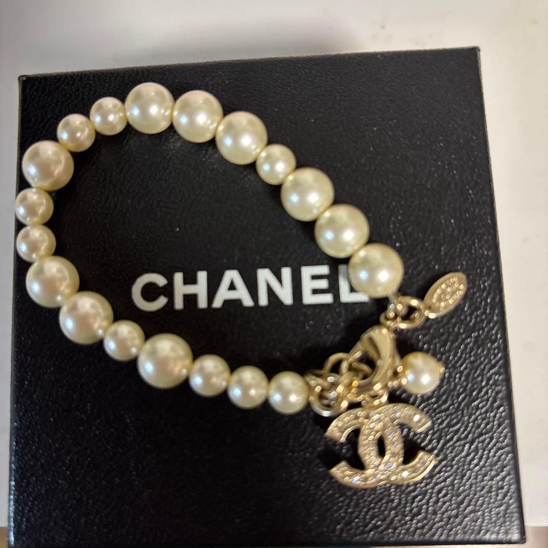 シャネルフェイクパールラインストーンCCブレスレット