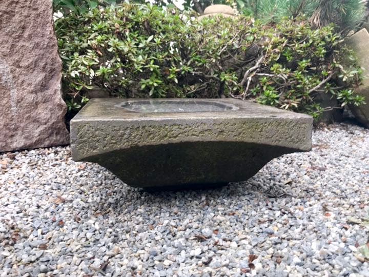 【自然石八重花柄模様水鉢・向鉢・蹲】バードバスガーデニング箱庭造園水石飾り石
