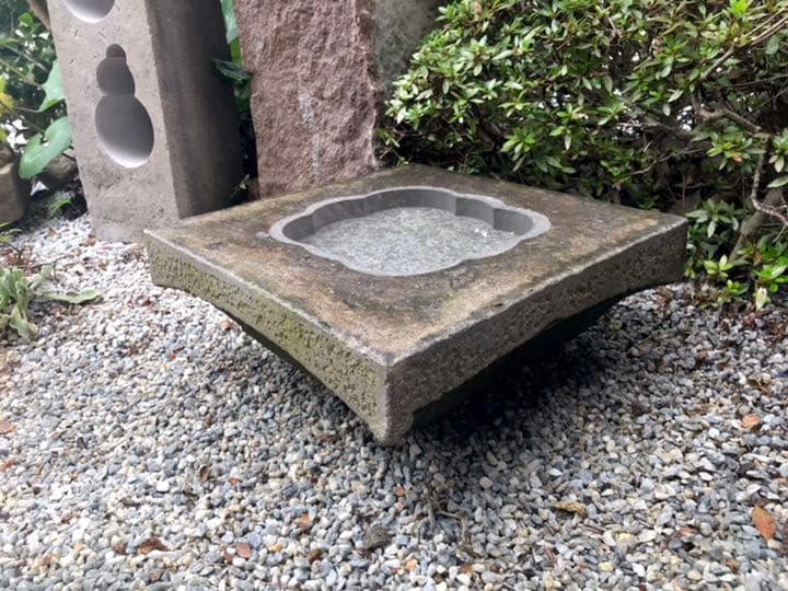 【自然石八重花柄模様水鉢・向鉢・蹲】バードバスガーデニング箱庭造園水石飾り石