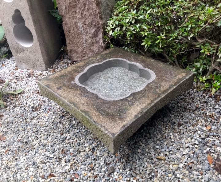 【自然石八重花柄模様水鉢・向鉢・蹲】バードバスガーデニング箱庭造園水石飾り石