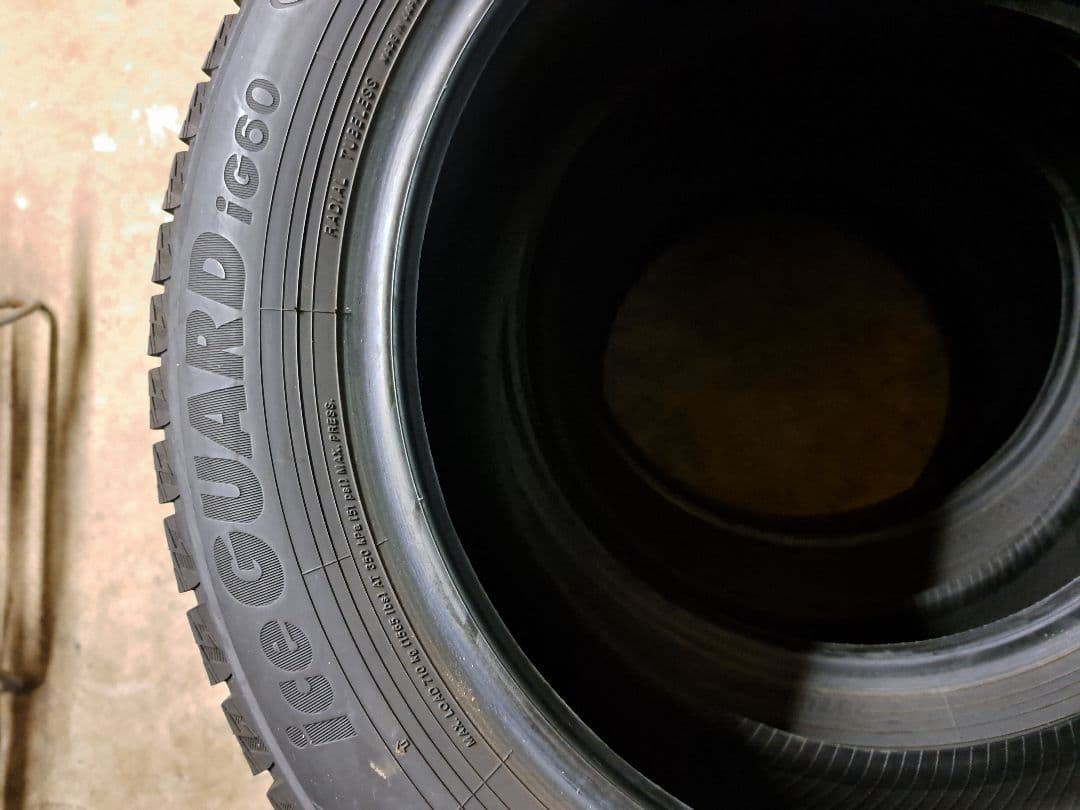 17インチ ヨコハマスタッドレスタイヤ2024年製215/60