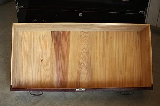 古い木製のチェスト　引き出し3段