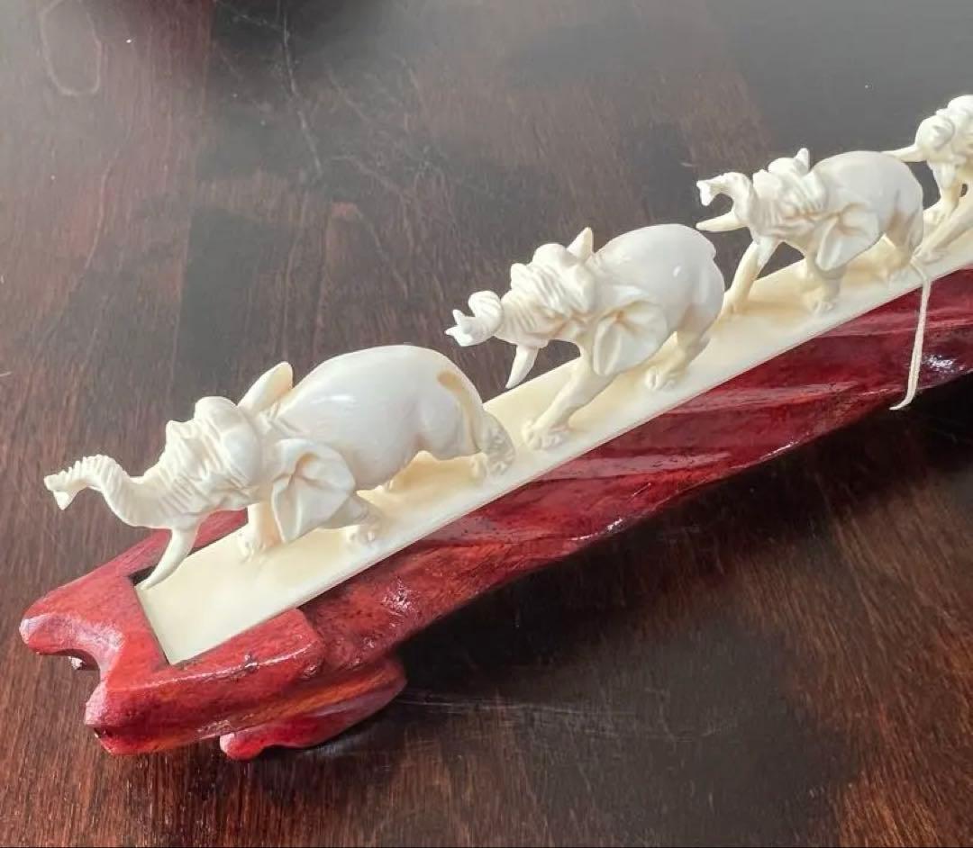 連なる7匹の象の彫刻　台付置物