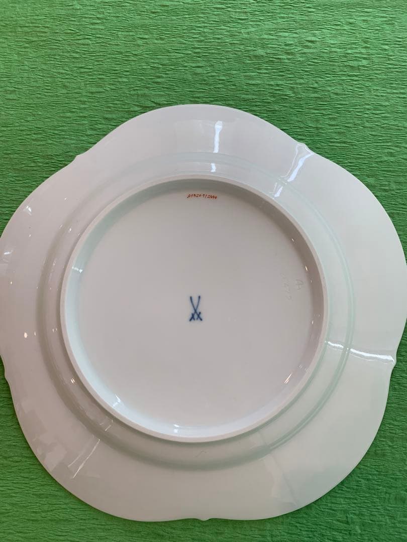 マイセン　ホワイトレリーフ　インドの華ブルーフラワー　直径21.5cm