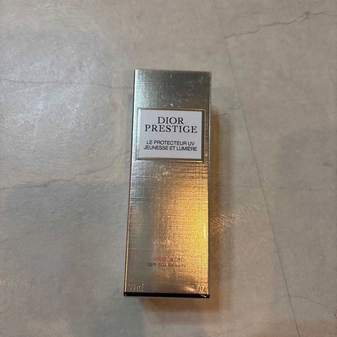 DIORプレステージホワイトUVルミエールシアーグロー