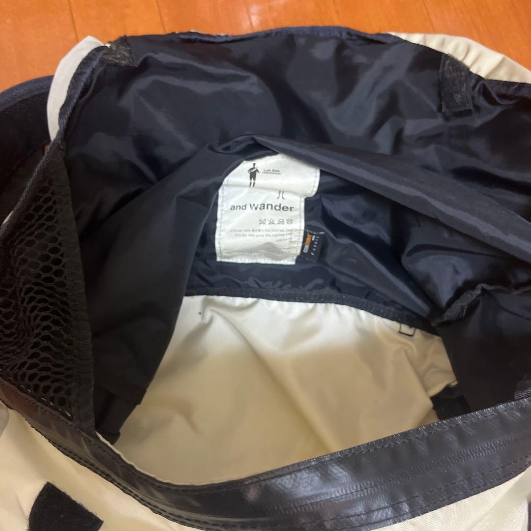 アンドワンダー　ショルダーバッグ メッセンジャーバッグ アイボリー/ブラック