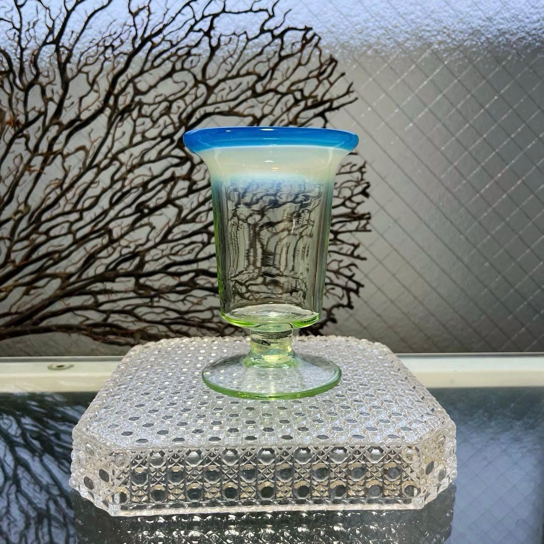 骨董　時代ガラス　超希少！　水色乳白暈し　ベル型　若草色ガラス　氷コップ