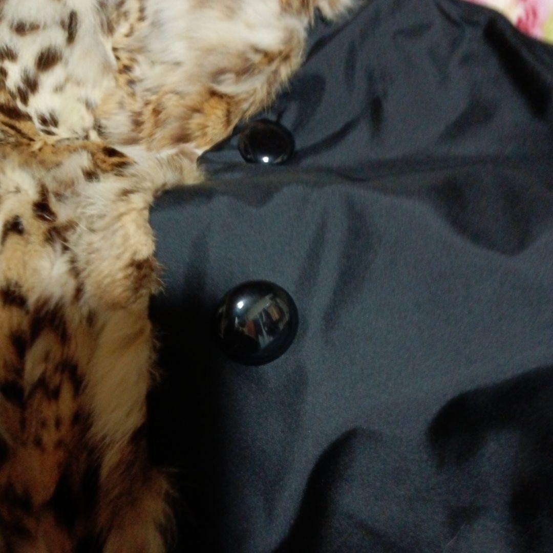 白とベージュの山猫の柄のロングコートでございます。