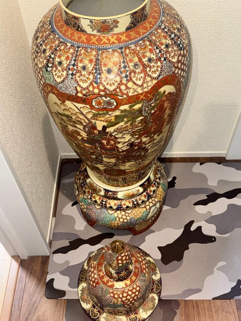 伝統工芸・総手描き古伊万里様式金欄手壺　インテリア装飾用の瓶