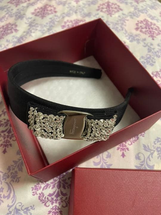 フェラガモ　ビジュー　リボン　カチューシャ