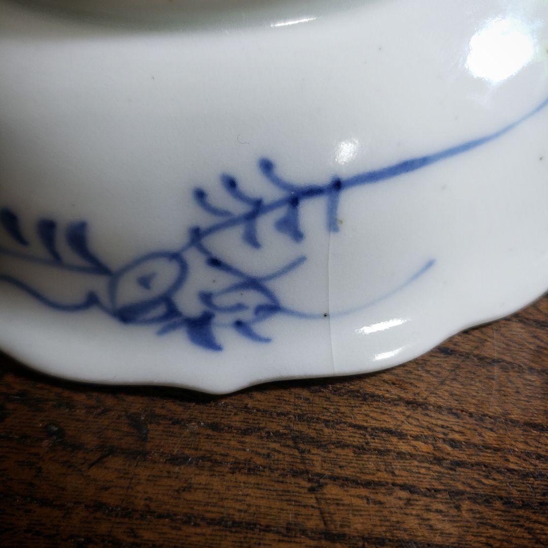 皿　白磁　古伊万里　獅子文様　染付　陽刻縁　牡丹　唐草　明治　大正　ロ号　訳あり