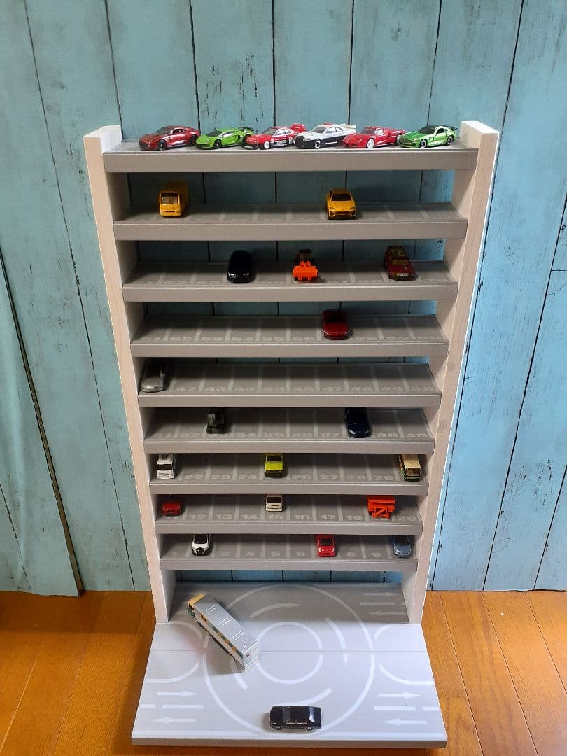 クリスマスプレゼントに！自作トミカ収納棚10段90台ロータリー交差点付き