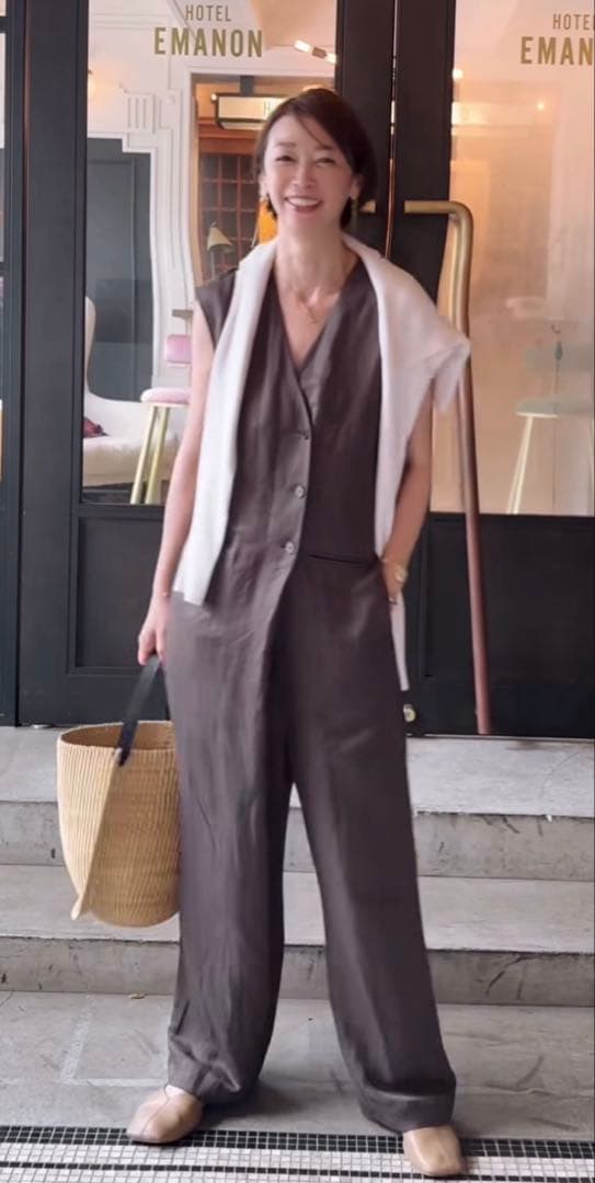 コンテ完売品　辺見えみりさん着用フロントボタン Vネックオールインワン