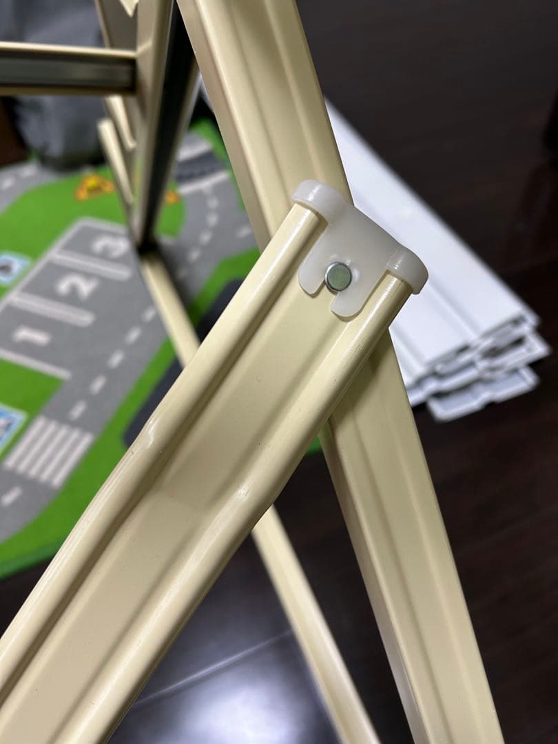 ひな壇 ホワイト 赤い刺繍布付き