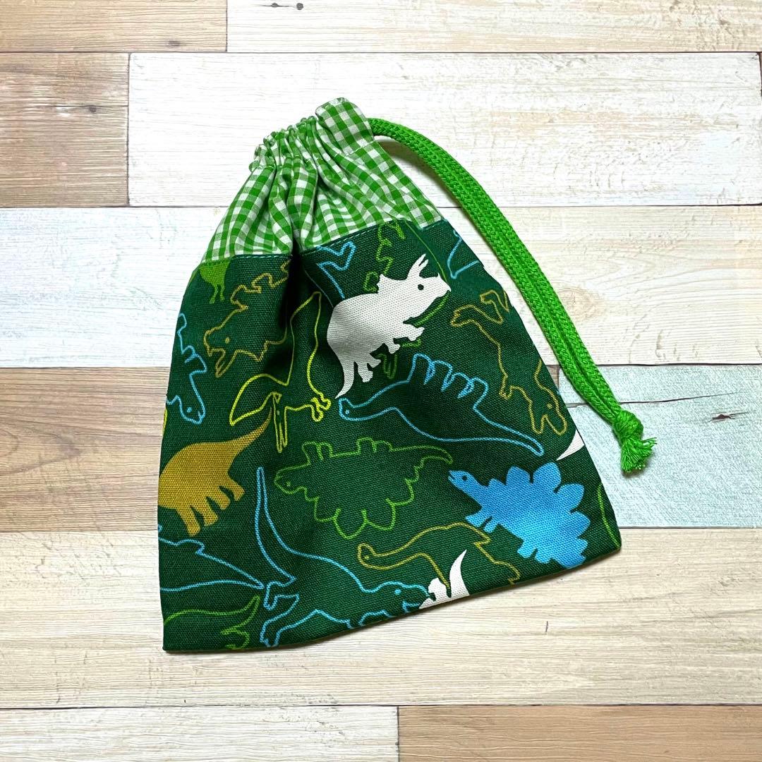 ハンドメイド★グリーン。恐竜プリント×ギンガム切替片側紐出し巾着。入園グッズ