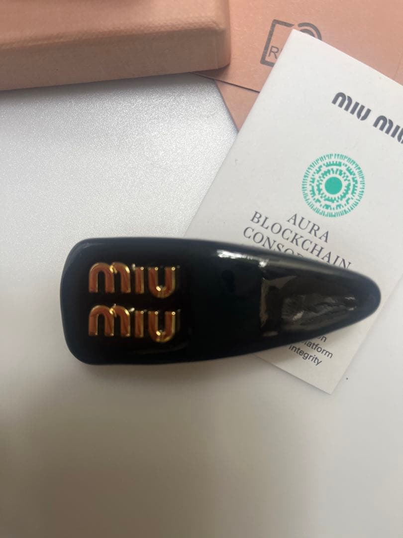 【新品・未使用】 miu miu パテントレザーヘアクリップ