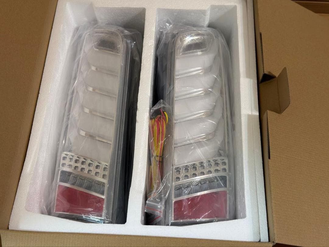 VALENTI LEDテールランプ NV350 TN350NVU-CC-1