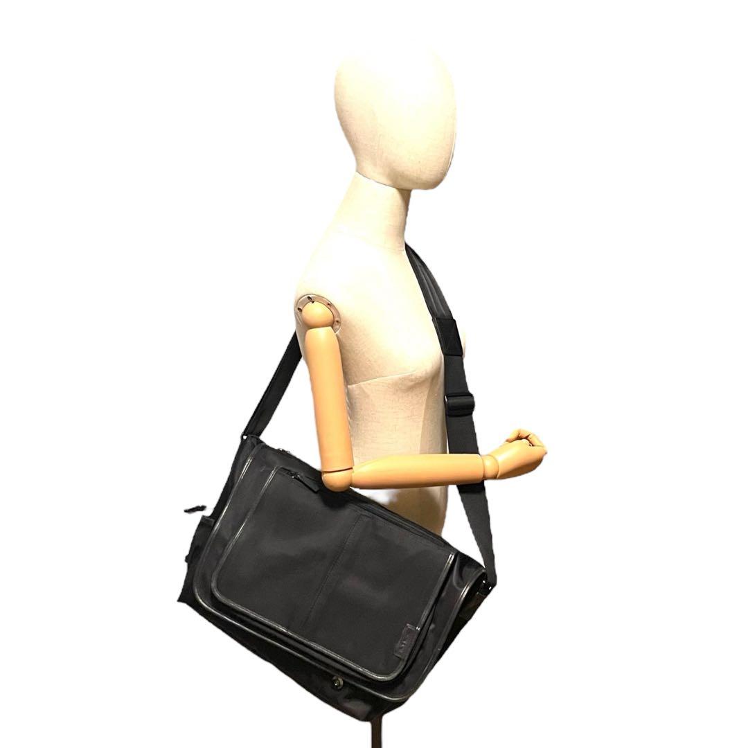 ポールスミス　ショルダーバッグ　肩掛け　斜め掛け　ブラック　ナイロン　多収納