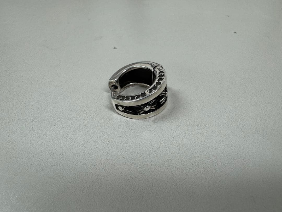 クロムハーツ ナローVバンドピアス 左耳