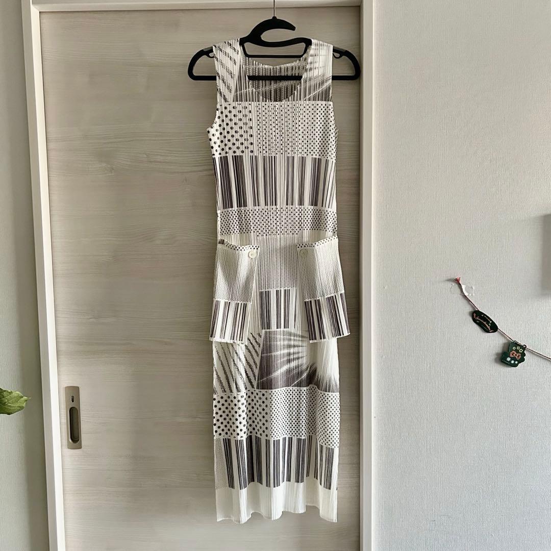 プリーツプリーズ　ロングワンピース　シルクスクリーン柄　ホワイト系　極美品