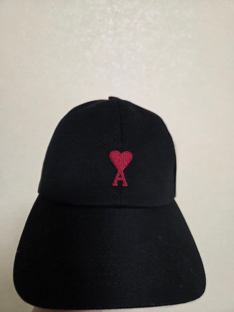 【アミパリス】黒のハート刺繍キャップ