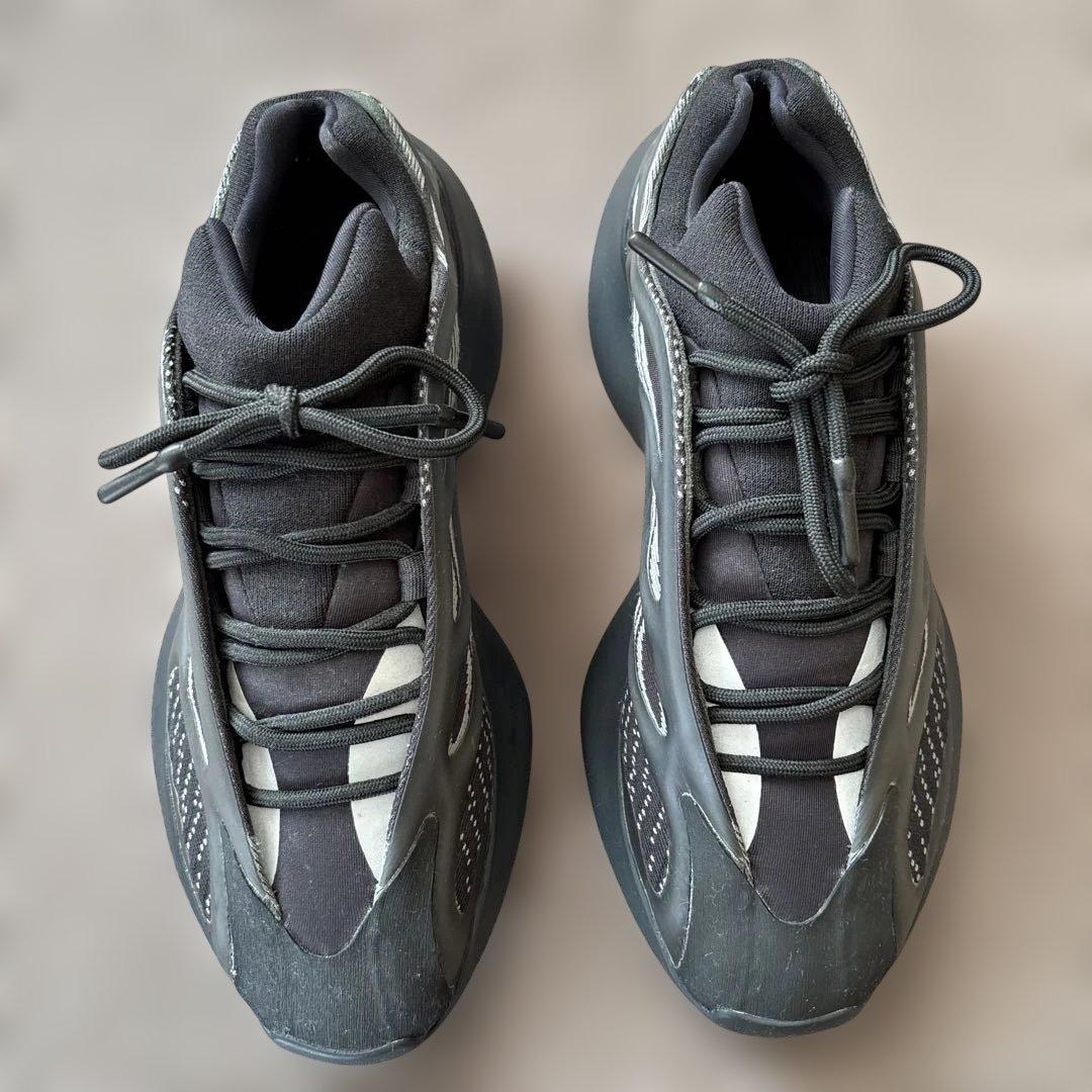 adidas yeezyスニーカー