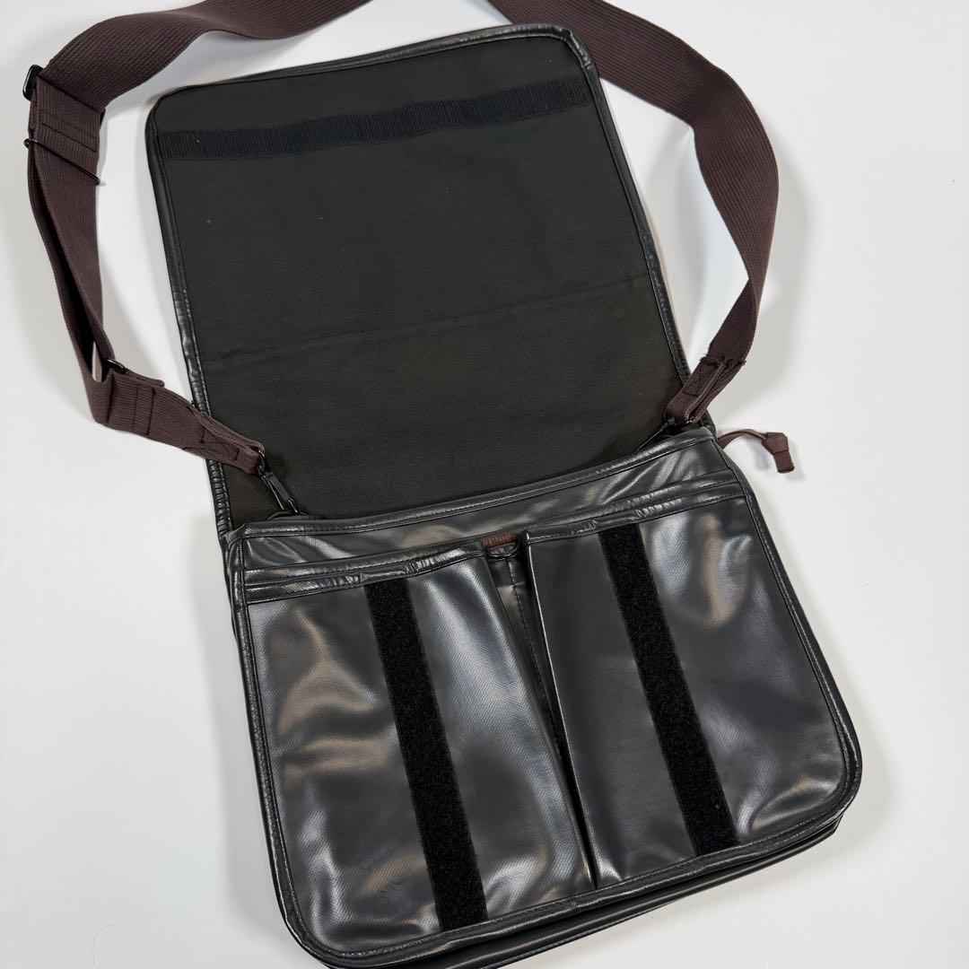【極美品】ラゲッジレーベル　メッセンジャーバッグ　ライナー　黒系　赤バッテン