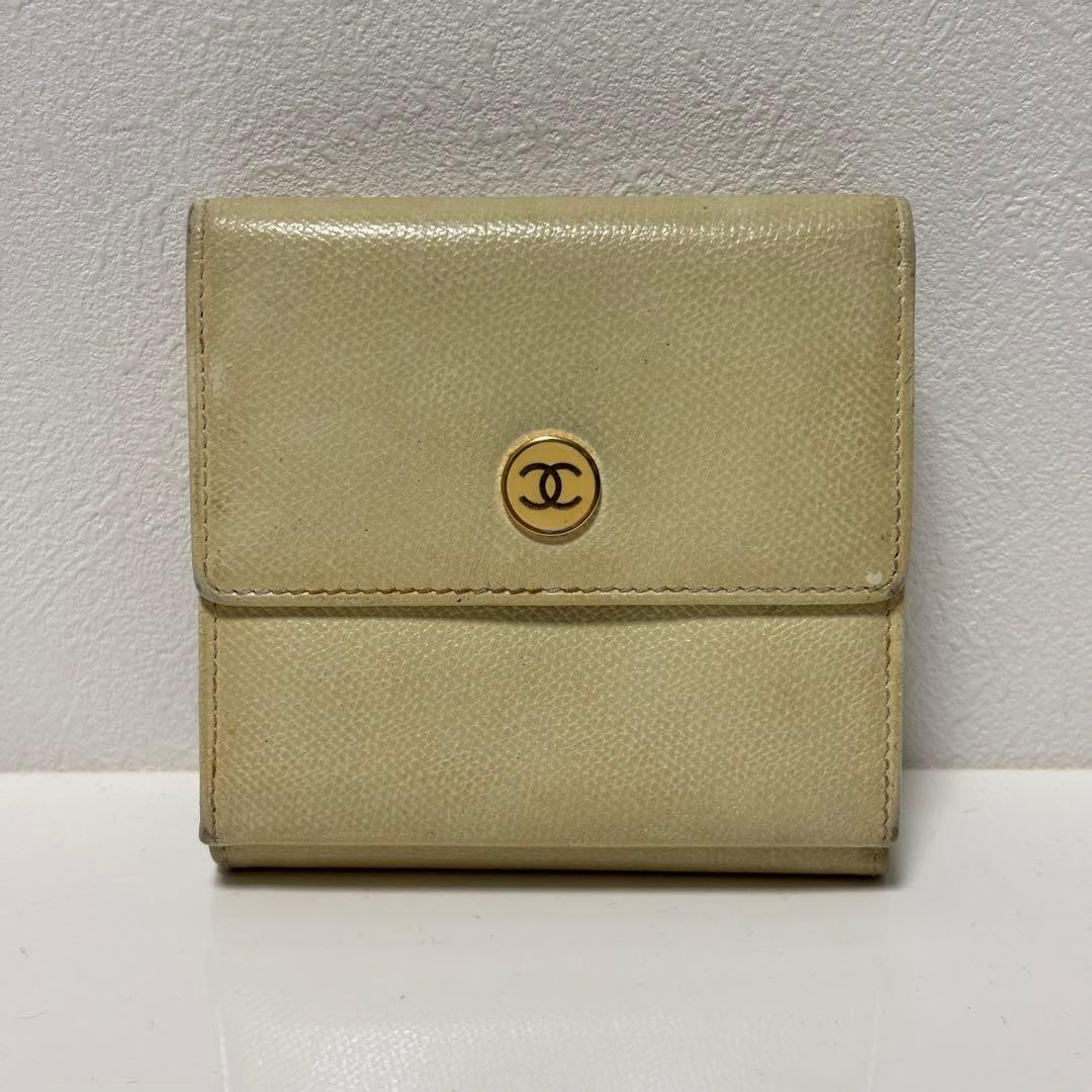 シャネル ボタンライン Wホック折財布 レザー オフホワイト
