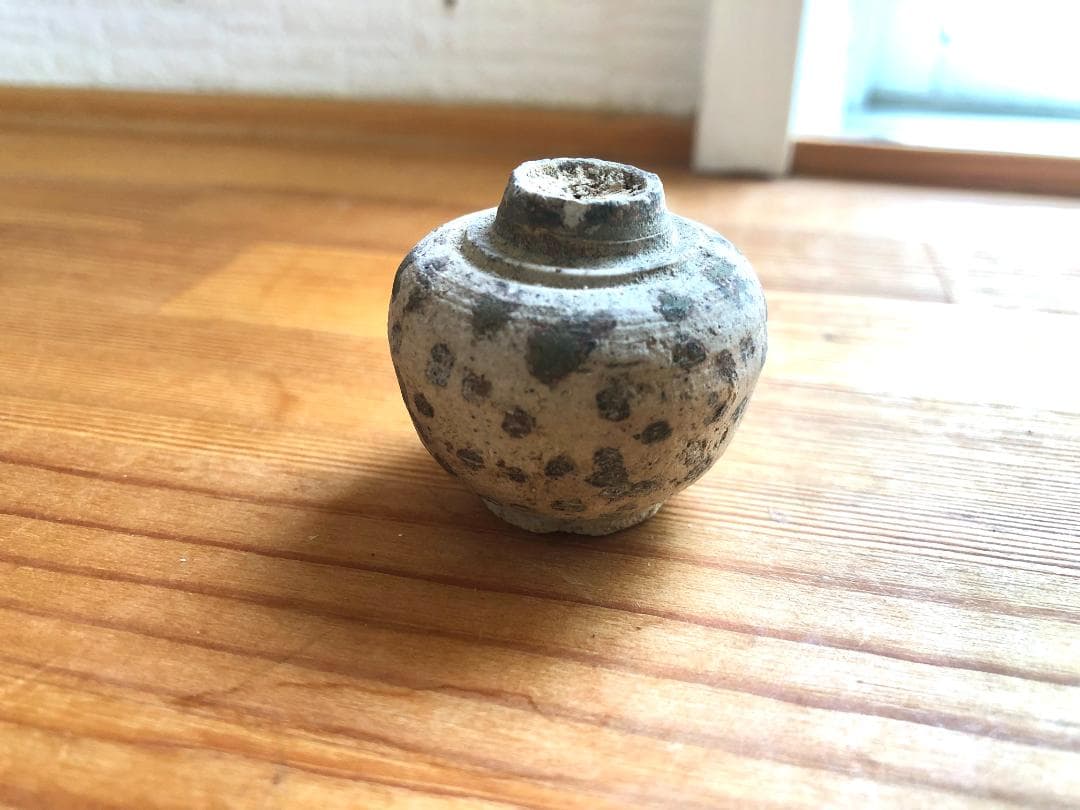 【タイ・骨董・出土品】宋胡録（スンコロク）白釉斑紋小壺（1301年~1600年）