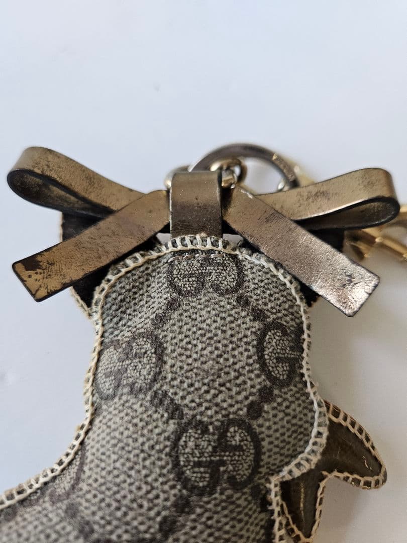Gucci グッチョリ 犬型キーホルダー リボン付き