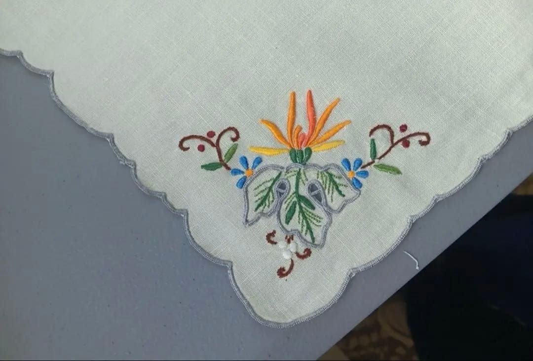 香港ヴィンテージ　刺繍　テーブルクロス お揃いのナプキン12枚OOAK刺繍花柄