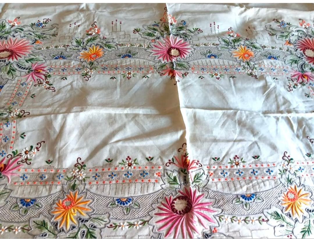 香港ヴィンテージ　刺繍　テーブルクロス お揃いのナプキン12枚OOAK刺繍花柄