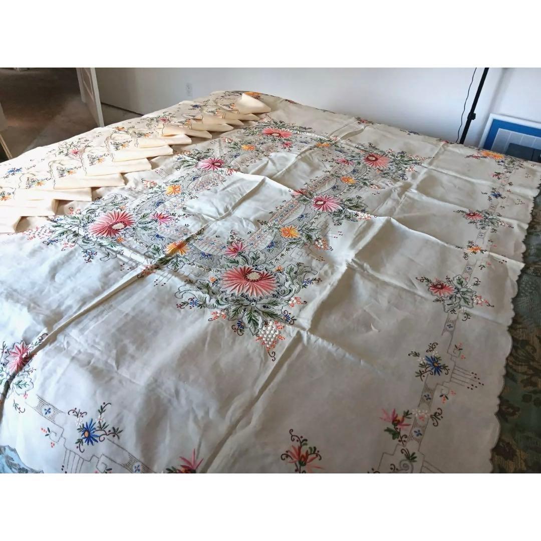 香港ヴィンテージ　刺繍　テーブルクロス お揃いのナプキン12枚OOAK刺繍花柄